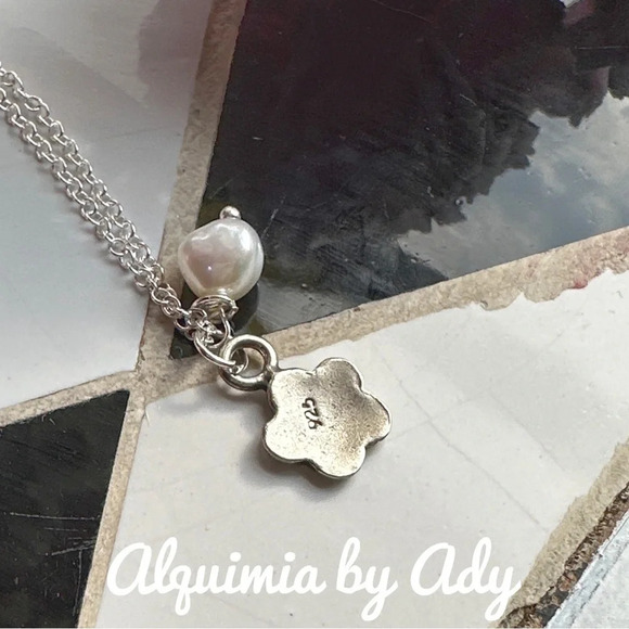 Silver statement 925 stamped dainty freshwater pearl fish charm necklace - Picture 7 of 7